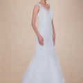 (LIVE 69) A beautiful gown, off-shoulder, reveals noble air.