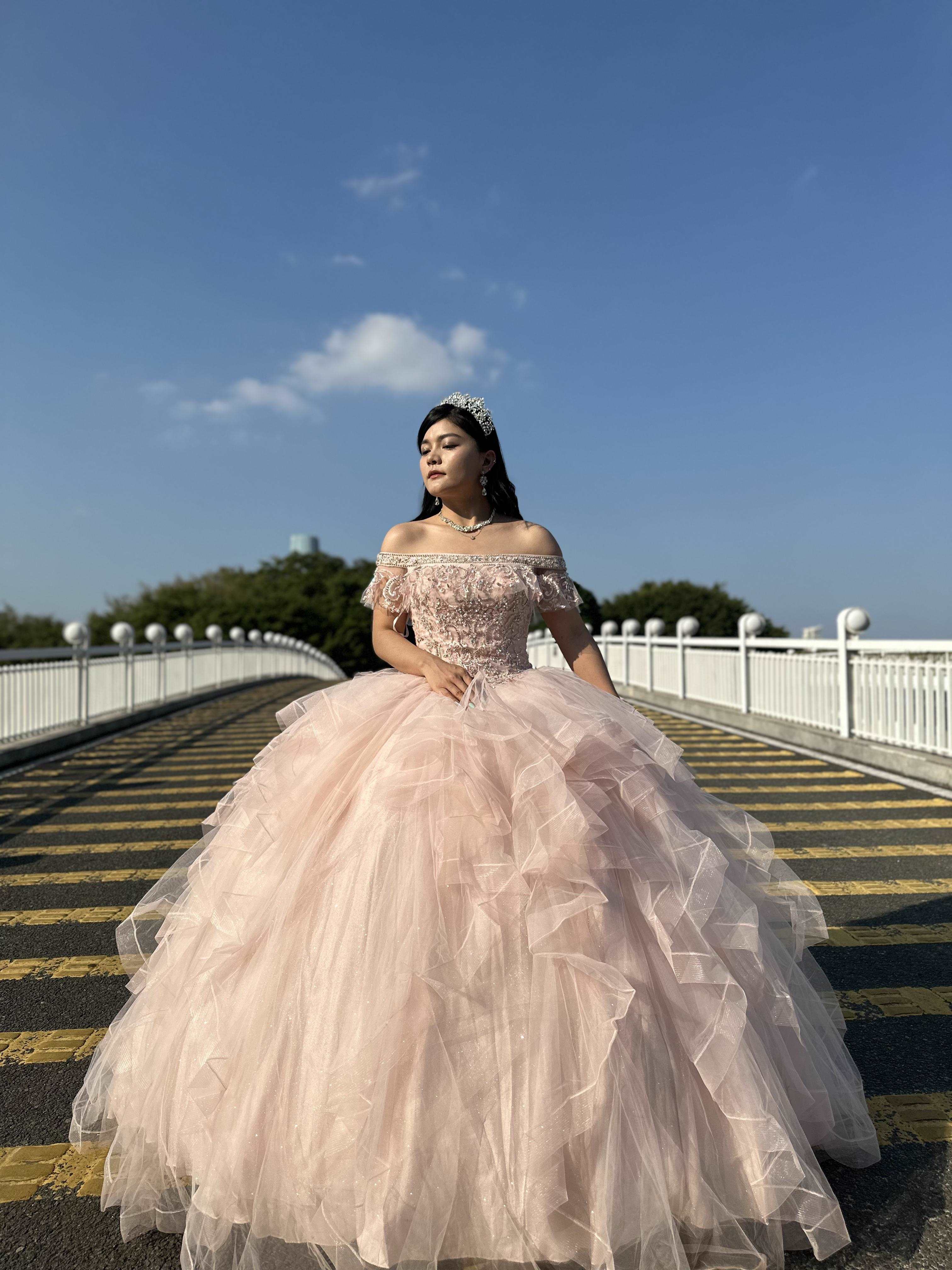 (LIVE 37) Gowns shine, lace details, light up occasions.
