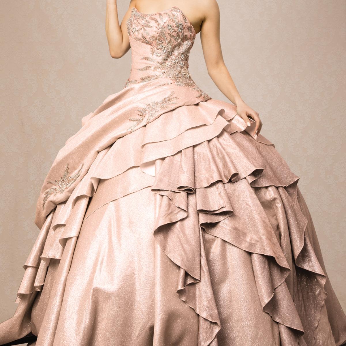 (LIVE 41) A beautiful gown, off-shoulder, reveals noble air.