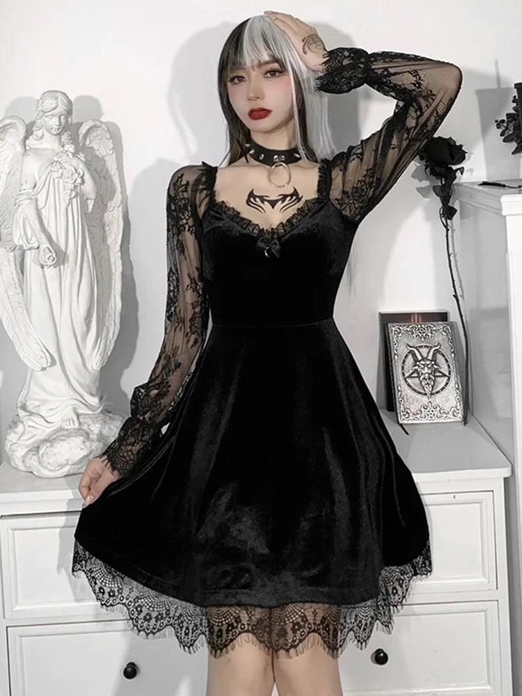 Vestido gótico de terciopelo para damas con ribete de encaje.