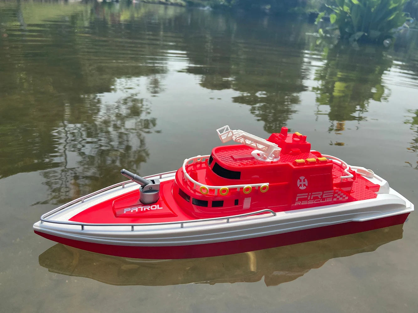 Remote Control Boat on Lake Pool H158 H160 H139 Fireboat Rescue Water-Spraying 15km/h 38CM Pool Water Toy For Kids Boys Beginner